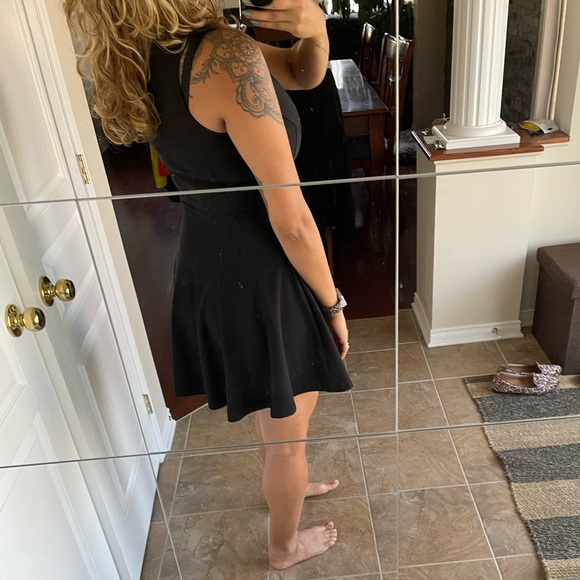 Super flattering little black dress - Picture 3 of 5